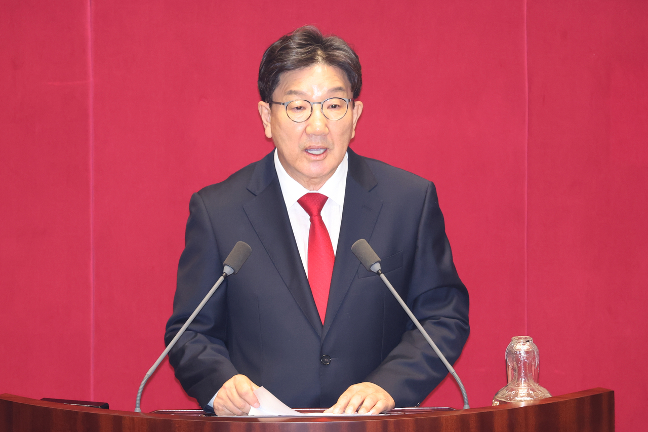 Rep. Kweon Seong-dong delivers a personal statement at the National Assembly plenary session on Thursday ahead of the vote on his arrest motion. (Yonhap)