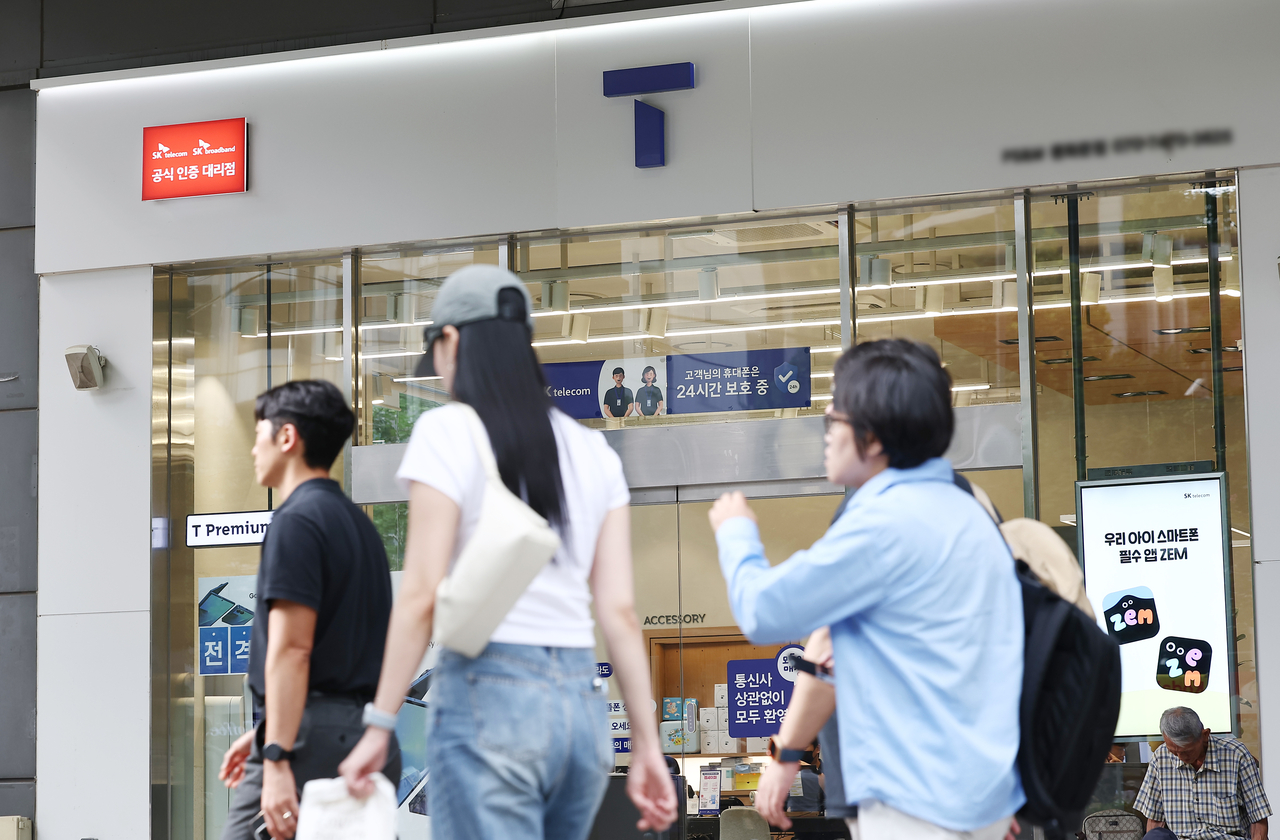 This Aug. 27, file photo shows a retail store of SK Telecom Co. in Seoul. (Yonhap)