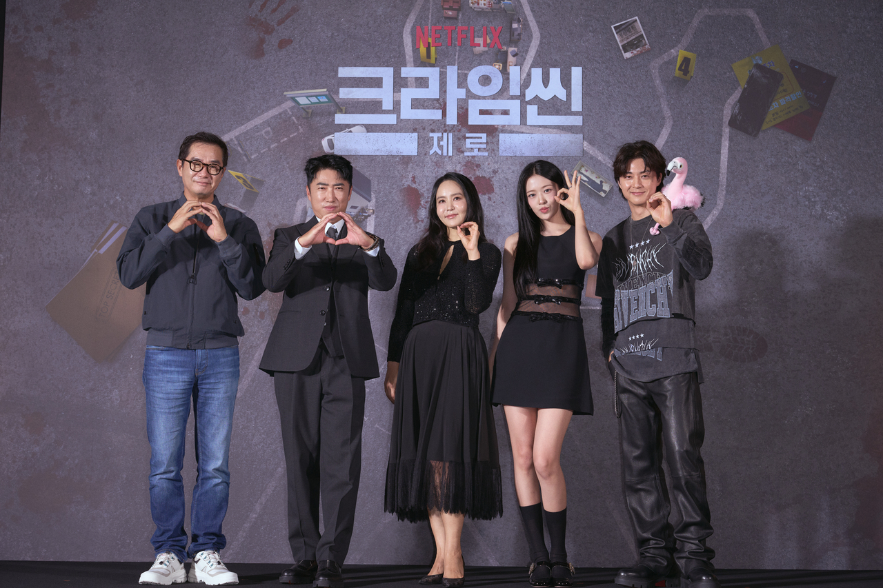 16일 오후 서울 구로구 신도림 라마다 호텔 2층 그랜드볼룸에서 열린 ‘크라임씬 제로’ 제작 발표회에서 출연진들이 포즈를 취하고 있다. [넷플릭스 제공]