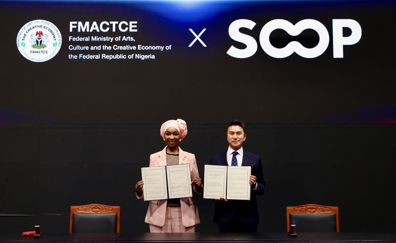 Soop CEO Choi Young-woo (right) and Nigerian Federal Minister of Arts, Culture and Creative Economy Hannatu Musa Musawa pose for a photo as they sign a memoradum of understanding to boost ecosystem of digtial content creators in Nigeria. (Soop)