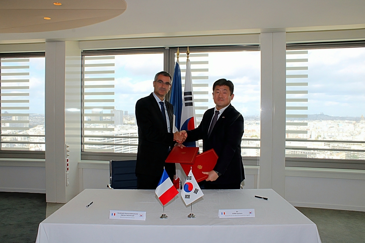 This photo shows Jeong Gyu-heon (R), deputy minister for advanced capabilities program, and his French counterpart, Gael Diaz de Tuesta (L), signing an agreement for defense space cooperation in Paris on Tuesday. (DAPA)