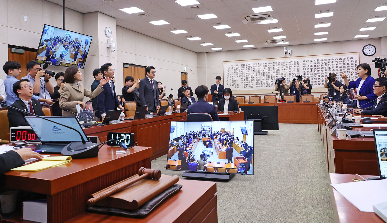 Members of South Korea’s rival political parties clash during a plenary session of the National Assembly’s Legislation and Judiciary Committee in Seoul on Tuesday. (Yonhap)
