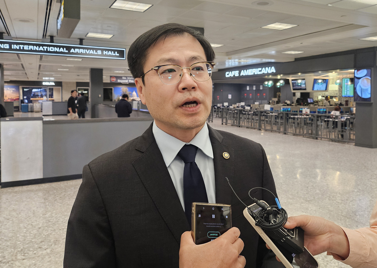 Trade Minister Yeo Han-koo speaks with correspondents at Dulles Airport near Washington, D.C. on Monday. (Yonhap)