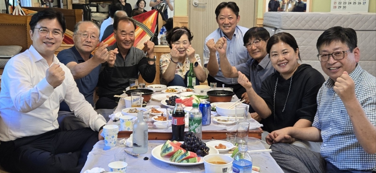최진수 경북농협본부장(왼쪽)이 울릉도에서 현장경영을 펼치며 농업인단체협의회, 새농민회 등  농업관련단체들과 간담회를 통해 애로사항을 청취했다. [울릉농협 제공]