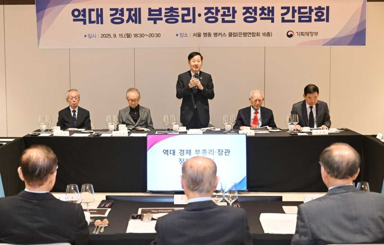 구윤철 부총리 겸 기획재정부 장관이 9월 15일 저녁 서울 중구 뱅커스클럽에서 열린 ‘역대 경제부총리.장관 정책 간담회’에 참석, 인사말을 하고 있다. [기획재정부 제공]