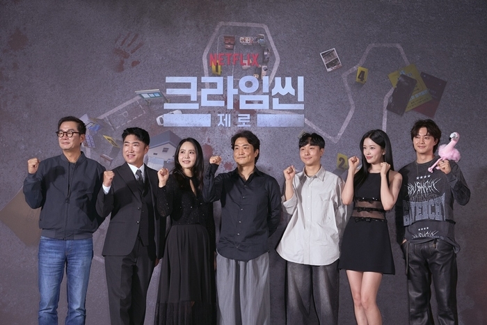 Cast and producers of "Crime Scene Zero." From left: Jang Jin, Jang Dong-min, Park Ji-yoon, producers Yoon Hyun-joon and Hwang Seul-woo, An Yu-jin, and Kim Ji-hoon (Netflix) (Netflix)