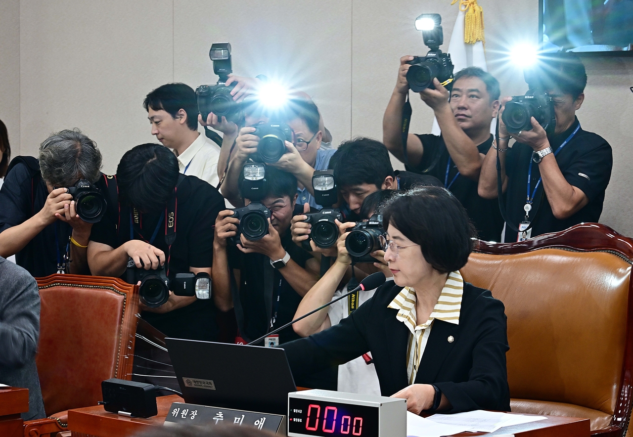 Rep. Choo Mi-ae, chair of the National Assembly’s Legislation and Judiciary Committee, strikes the gavel during a plenary session of the committee at the National Assembly in Yeouido, Seoul, Tuesday. (Lee Sang-sub / The Korea Herald)