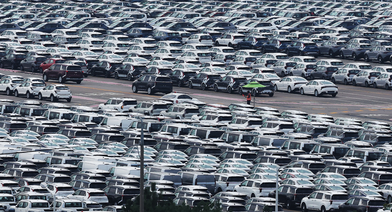Cars await shipment abroad at a port in Pyeongtaek, about 60 kilometers south of Seoul. (Yonhap)