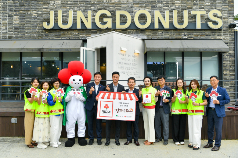 사진 왼쪽 5번째부터 손병일 경북사회복지공동모금회 사무처장, 황보 준 ㈜정담 대표, 유정근 영주시장 권한대행, 정옥희 영주시 나눔봉사단장  [경북사회복지공동모금회 제공]