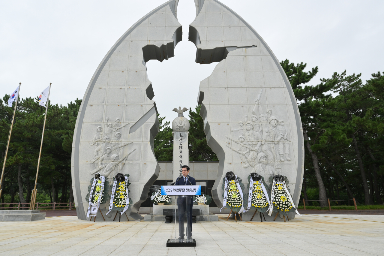 경북 영덕군은 지난 12일 장사상륙작전의 75주년을 맞아 장사해수욕장에 있는 전승기념탑에서 기념식을 개최했다.[영덕군 제공]