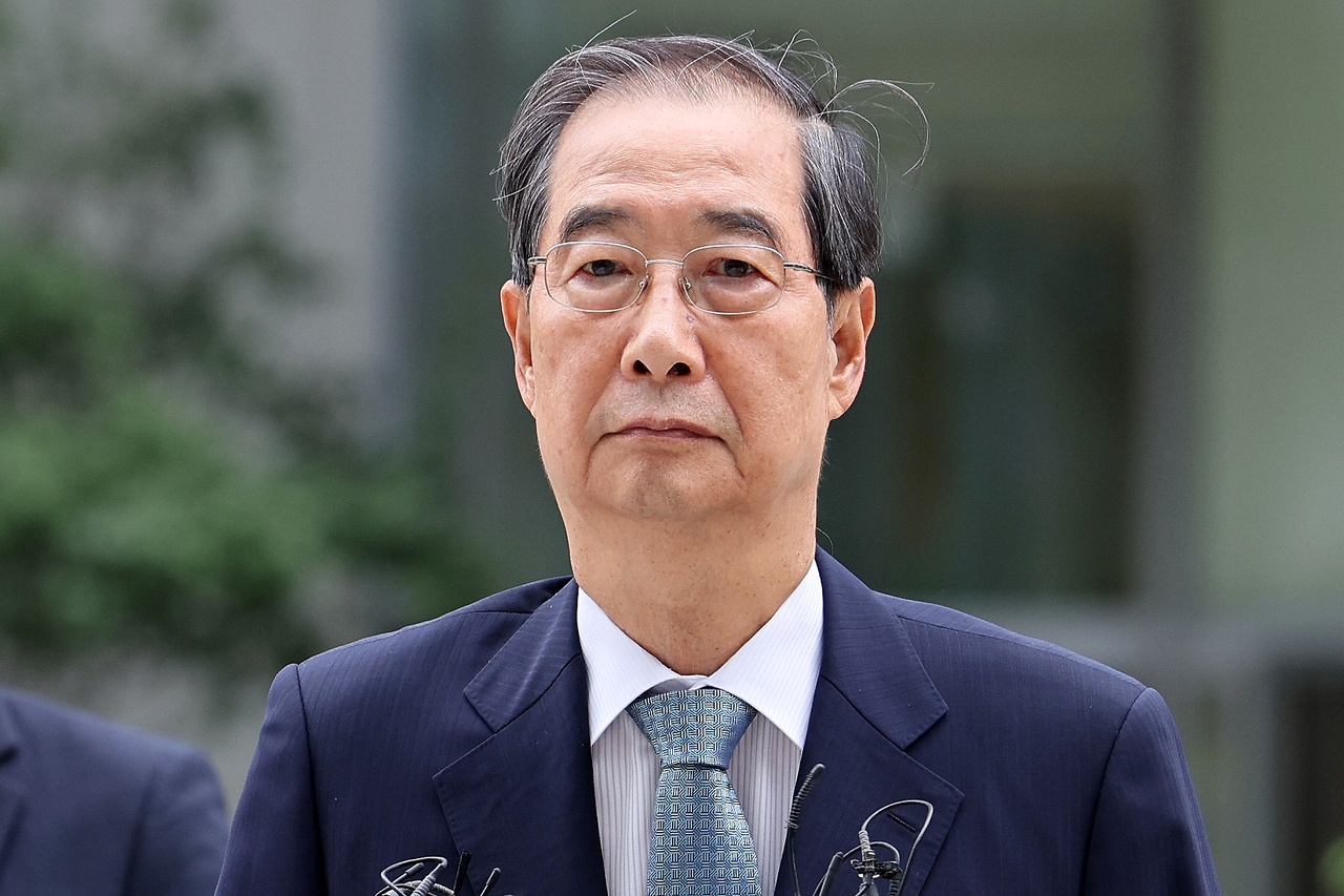 Former Prime Minister Han Duck-soo arrives at the KT West building in Jongno-gu, central Seoul, for questioning about his alleged involvement in bribery and influence peddling linked to former first lady Kim Keon Hee and Seohee Construction on Sept. 9. (Yonhap)