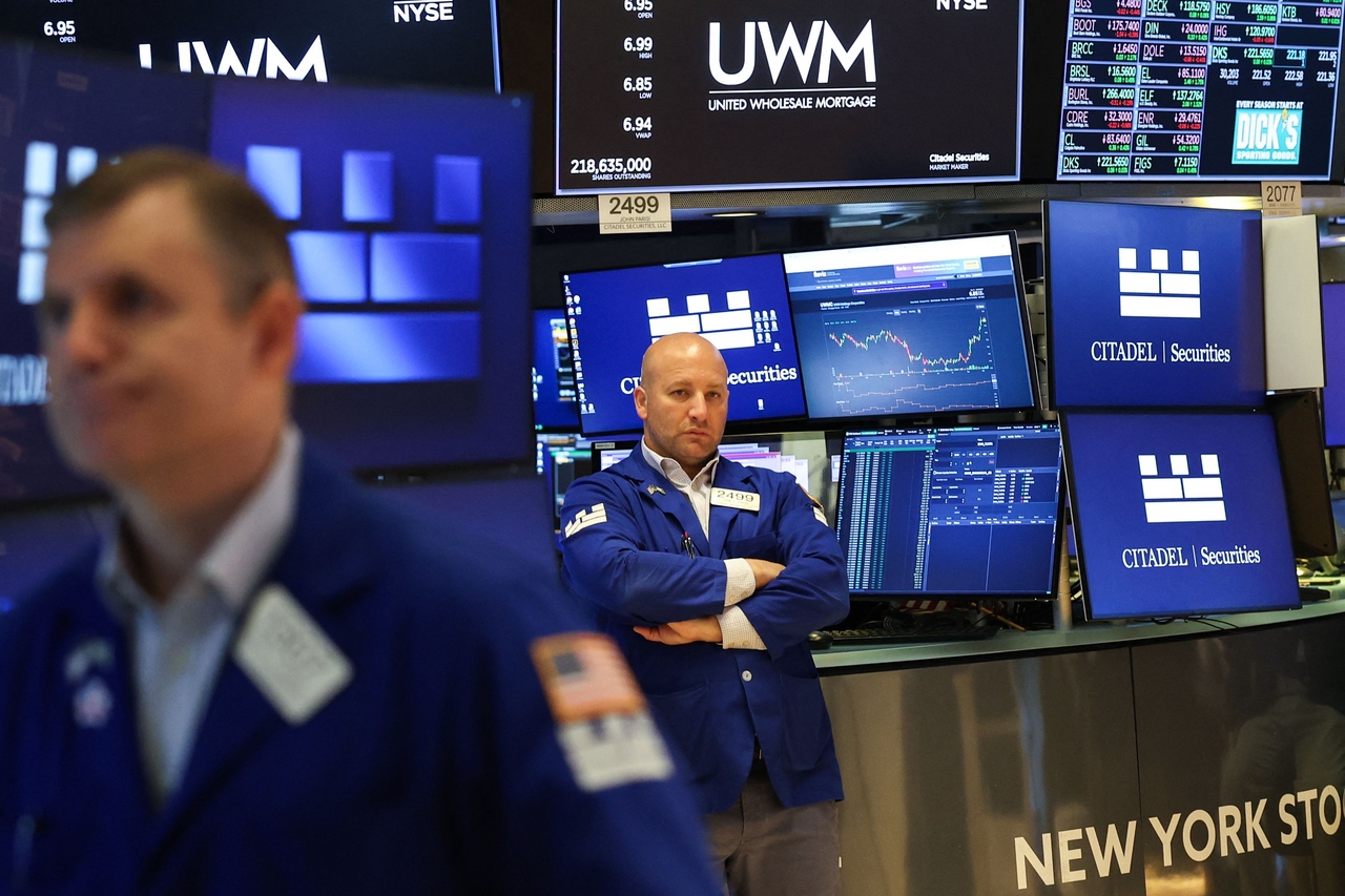 15일(현지시간) 미국 뉴욕증권거래소(NYSE)에서 트레이더들이 일하는 모습. [AFP]
