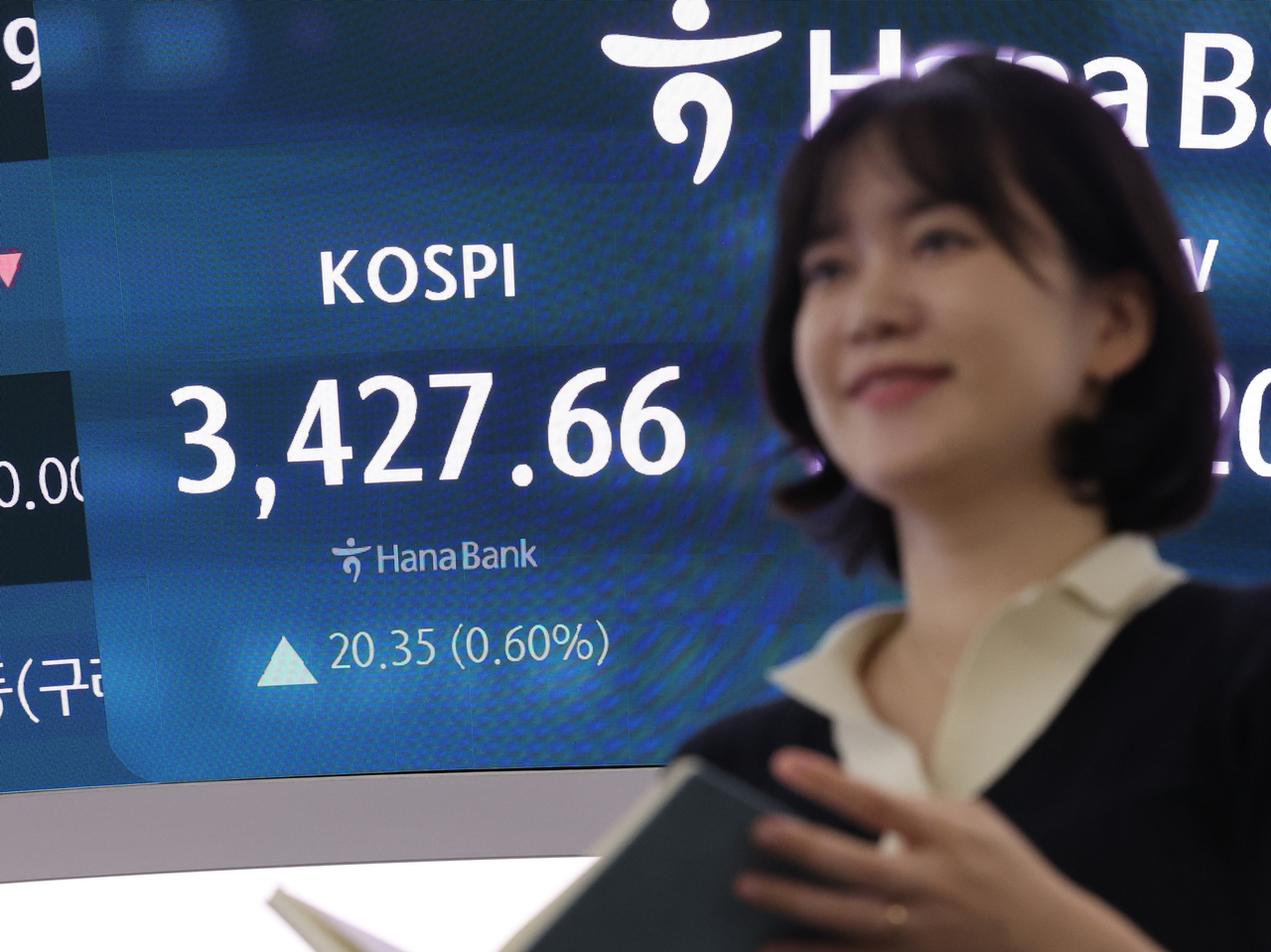 미국의 기준금리 결정을 앞두고 레고토토권 예·적금 금리가 줄줄이 내리자 고객들이 주식, 코인 등 다른 투자 상품으로 자금을 옮기고 있다. 코스피지수가 상승 출발한 16일 서울 중구 하나레고토토 딜링룸. [연합]