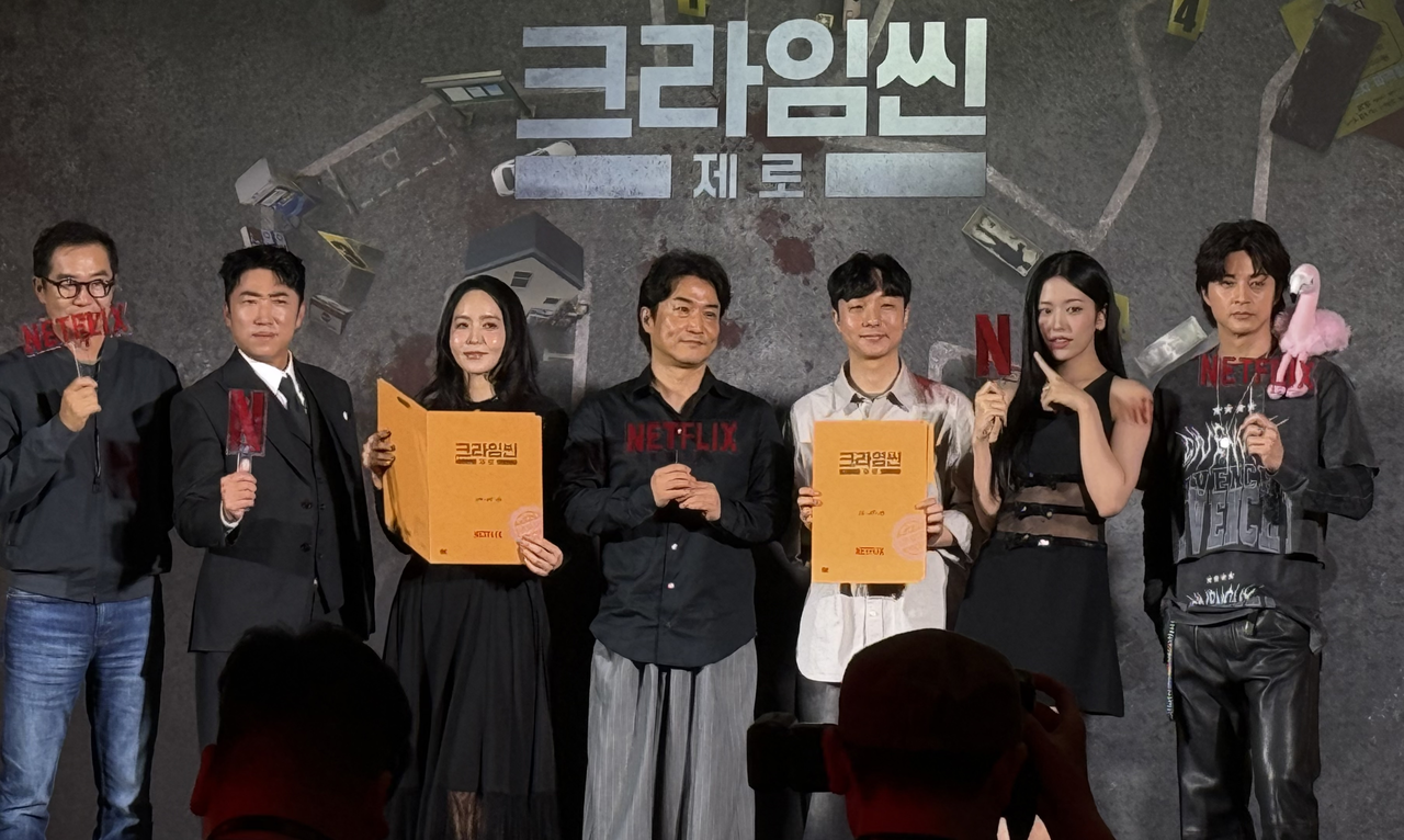 장진 감독(왼쪽부터)과 장동민, 박지윤, 윤현준PD, 황슬우PD가 16일 오후 서울 구로구 신도림 라마다 호텔 2층 그랜드볼룸에서 열린 ‘크라임씬 제로’ 제작 발표회에서 포즈를 취하고 있다. 김민지 기자