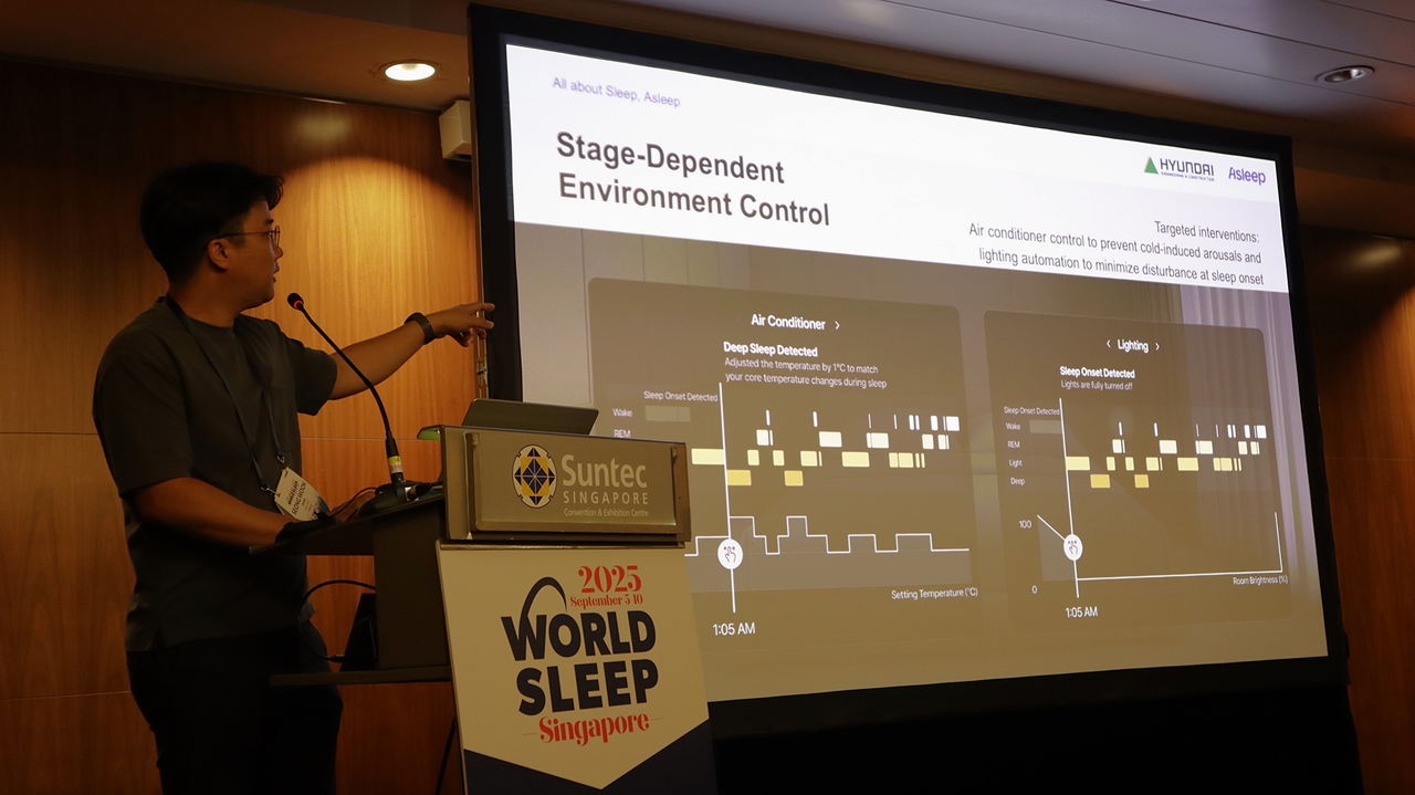 신성욱 현대건설 책임연구원이 수면환경 솔루션 ‘헤이슬립’ 연구 결과를 ‘World Sleep Congress 2025’에서 발표하고 있다. [현대건설 제공]