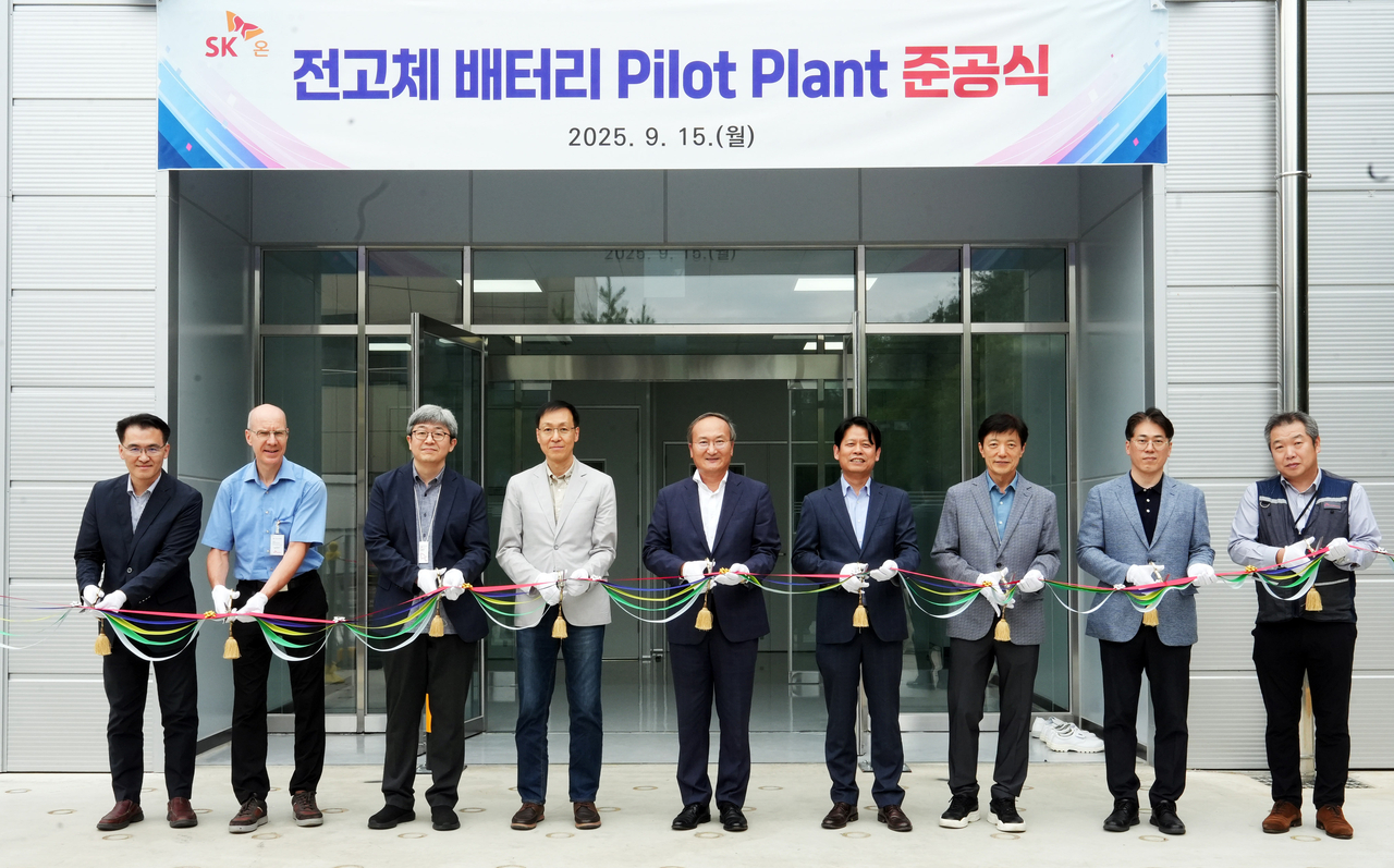 SK On President and CEO Lee Seok-hee (center) and other company executives attend the ribbon cutting ceremony to celebrate the pilot plant completion for all-solid-state batteries at SK On Future Technology Institute in Daejeon on Monday. (SK On)
