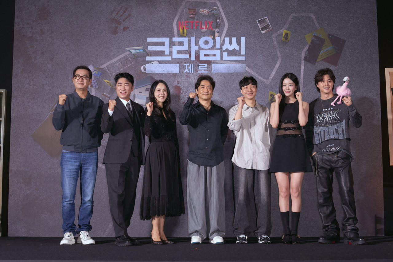 16일 오후 서울 구로구 신도림 라마다 호텔 2층 그랜드볼룸에서 열린 ‘크라임씬 제로’ 제작 발표회에서 출연진과 제작진이 포즈를 취하고 있다. [넷플릭스 제공]