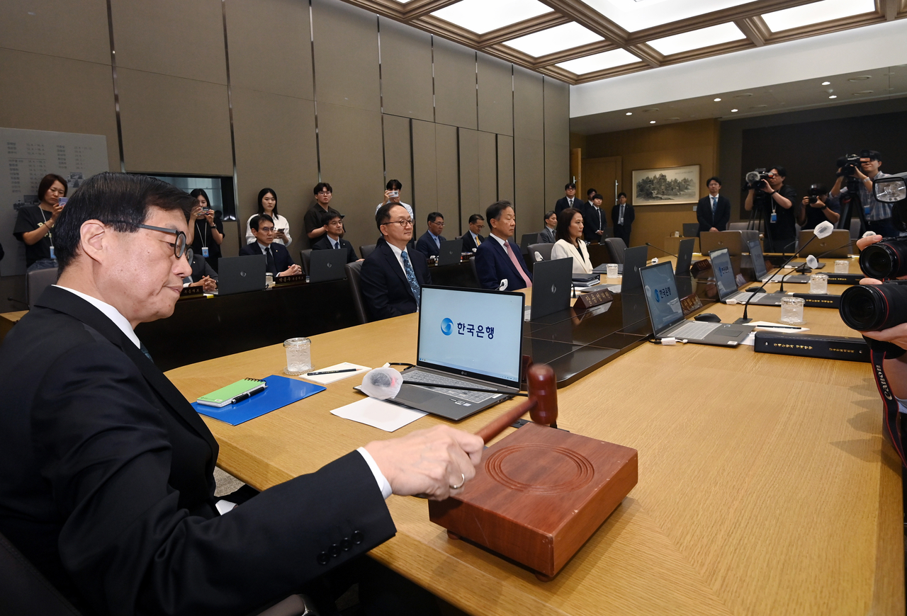 이창용 한국은행 총재가 지난달 28일 서울 중구 한국은행에서 열린 금융통화위원회에서 의사봉을 두드리고 있다. [사진공동취재단]