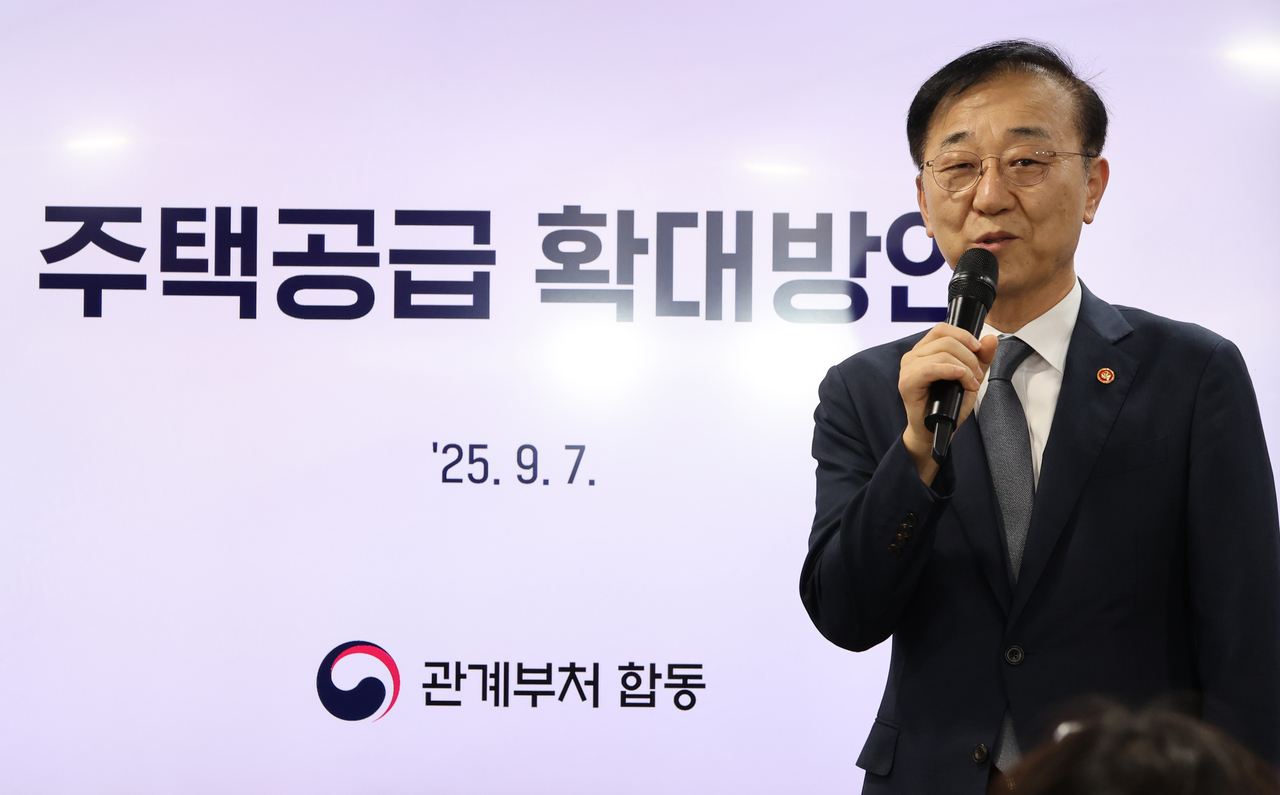 김윤덕 국토교통부 장관이 7일 오후 정부서울청사에서 부동산 주택공급 확대방안을 발표하고 있다. [연합]