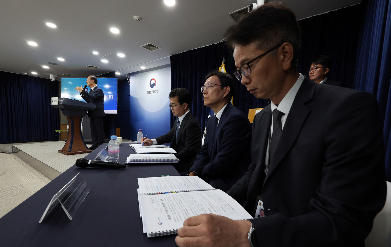 김윤덕 국토교통부 장관이 7일 정부서울청사에서 부동산 주택공급 확대 방안을 발표하고 있다. 사진 오른쪽부터 박종희 국세청 자산납세국 국장, 김규철 국토부 주택토지실장, 신진창 금융위 금융정책국장, 김 장관. [연합]