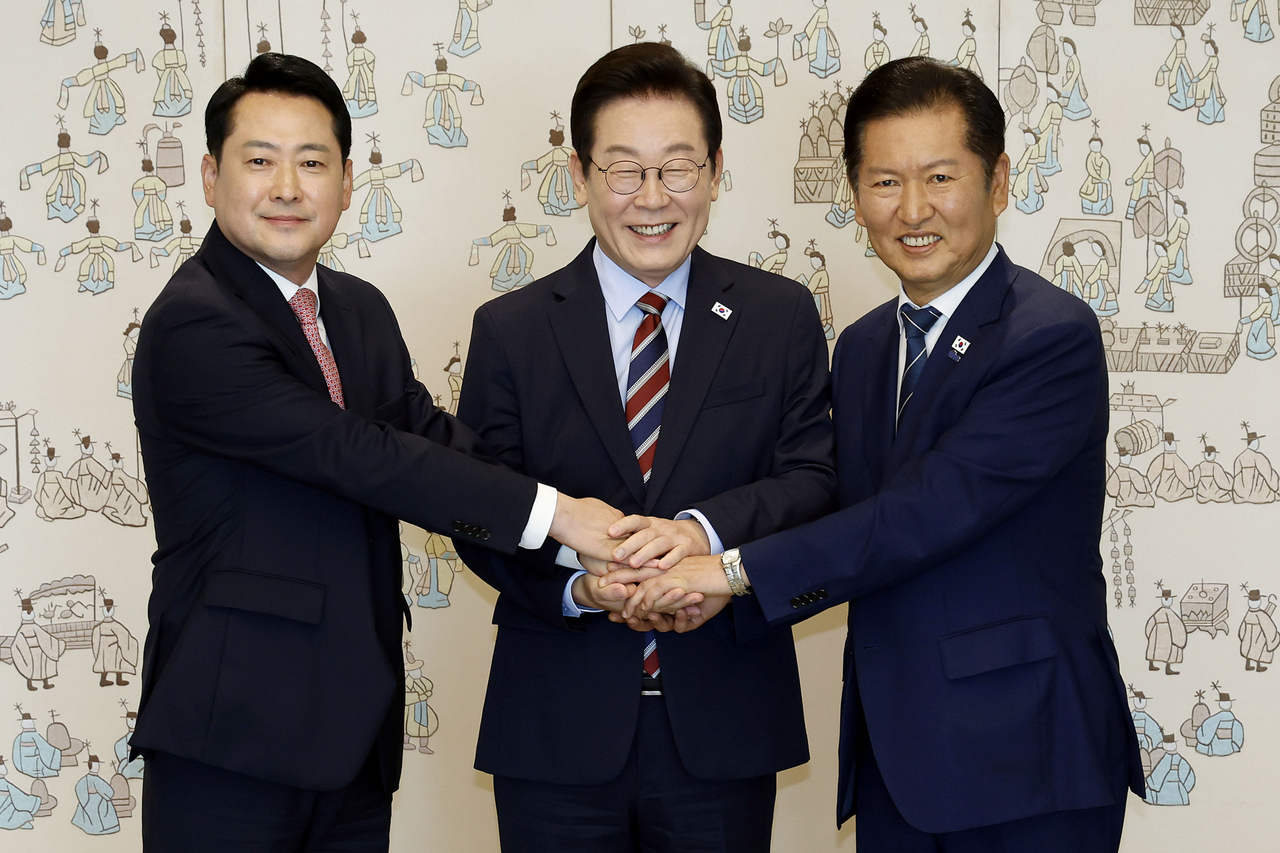 이재명 대통령이 8일 용산 대통령실에서 여야 지도부 오찬 회동에 참석한 정청래 더불어민주당 대표, 장동혁 국민의힘 대표와 기념촬영을 하고 있다. 2025.9.8 [대통령실통신사진기자단]