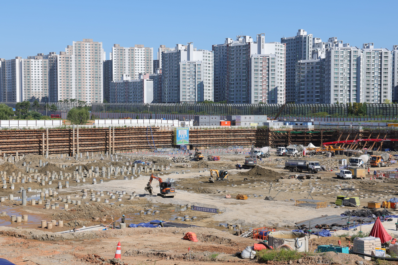 11일 경기도 고양시 덕양구 도내동 창릉지구에서 한국토지주택공사(LH) 공공주택지구 건설 작업이 진행되고 있다. [연합]