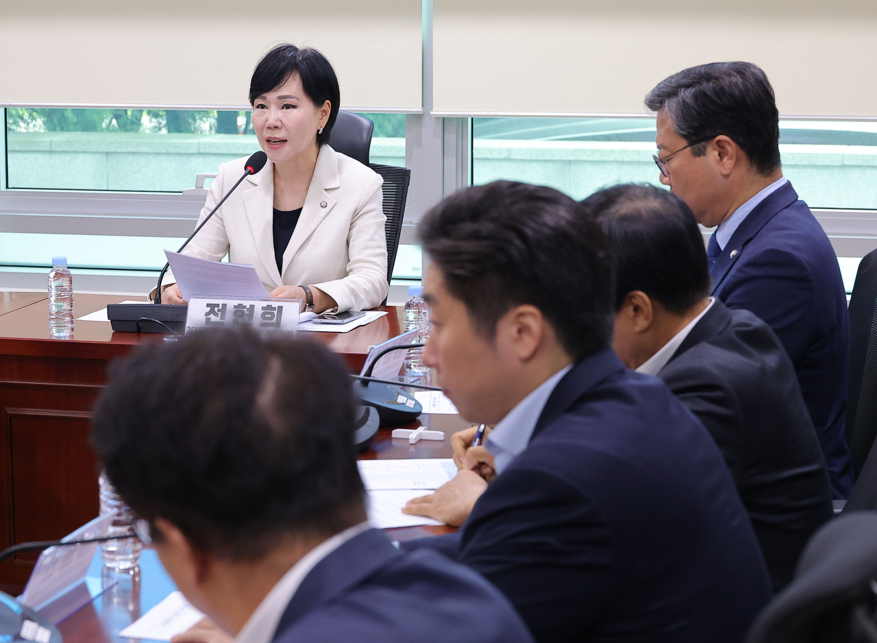 15일 서울 여의도 국회 의원회관에서 열린 민주당 3대특검 종합대응특위-김건희특검TF 간담회에서 전현희 특위 총괄위원장이 발언하고 있다. [연합]