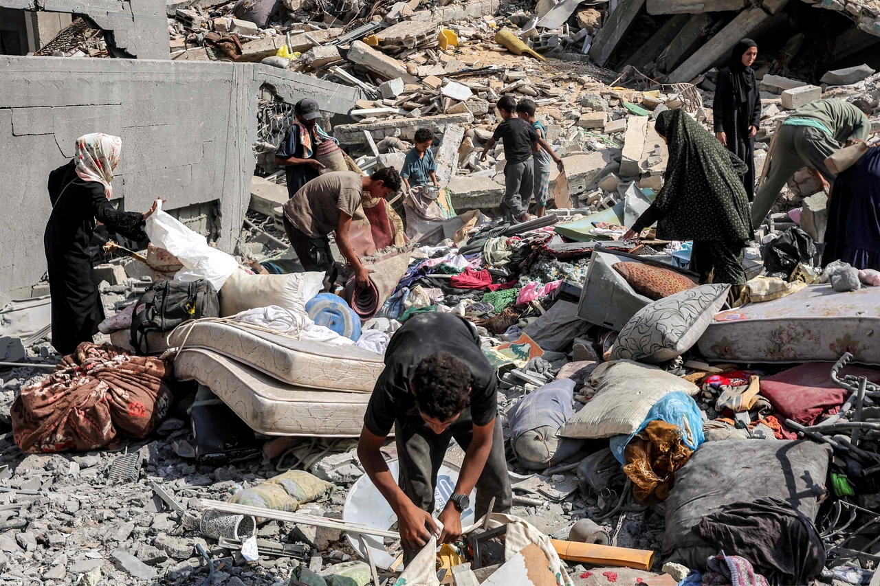 People inspect for salvage the rubble of the Unknown Soldier Tower after an Israeli bombardment in Gaza City, Monday. (AFP-Yonhap)