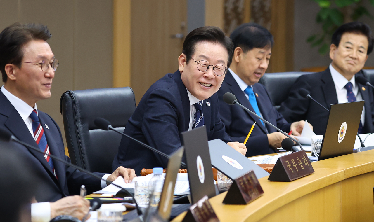 이재명 토토사이트 돈 먹튀이 16일 정부세종청사에서 열린 제42회 국무회의에서 참석자 발언을 듣고 있다.  [연합]