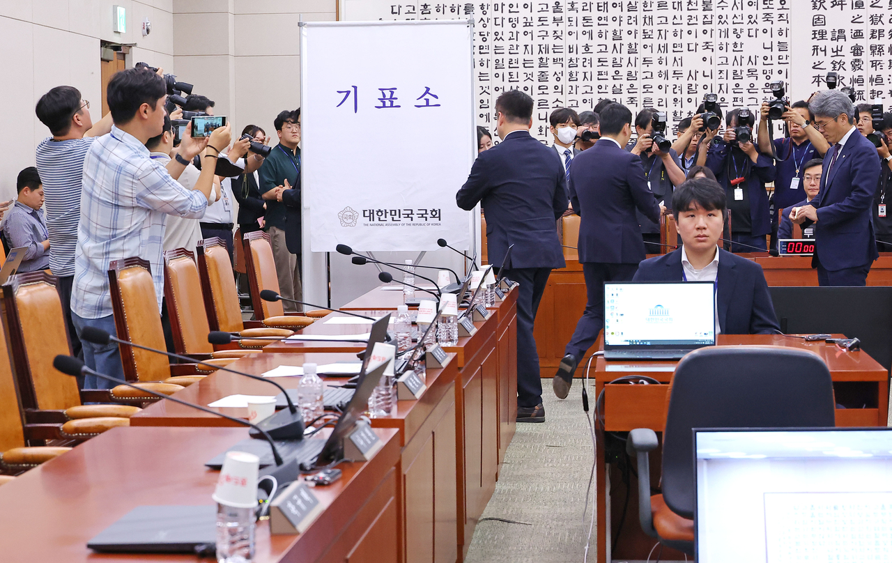 A polling booth is set up in the committee room during a plenary session of the National Assembly’s Legislation and Judiciary Committee.  (Yonhap)