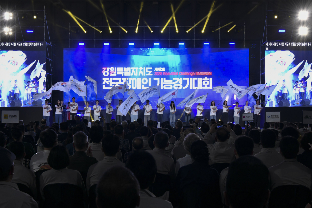 16일 강릉스피드스케이팅경기장에서 열린 ‘제42회 전국장애인기능경기대회’ 개회식에서 선수단이 깃발을 흔들며 입장하고 있다. 이번 대회는 40개 직종에 465명이 참여한 가운데 19일까지 4일간 진행될 예정이다. [한국장애인고용공단 제공]