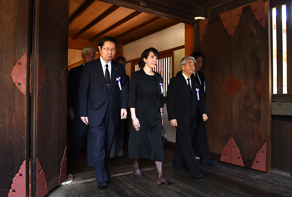 지난 2014년 8월 15일(현지시간) 해외 토토사이트 순의 사나에 전 경제안보상(왼쪽에서 두 번째)이 다른 국회의원들이 도쿄 야스쿠니 신사를 참배하고 있다. [게티이미지]
