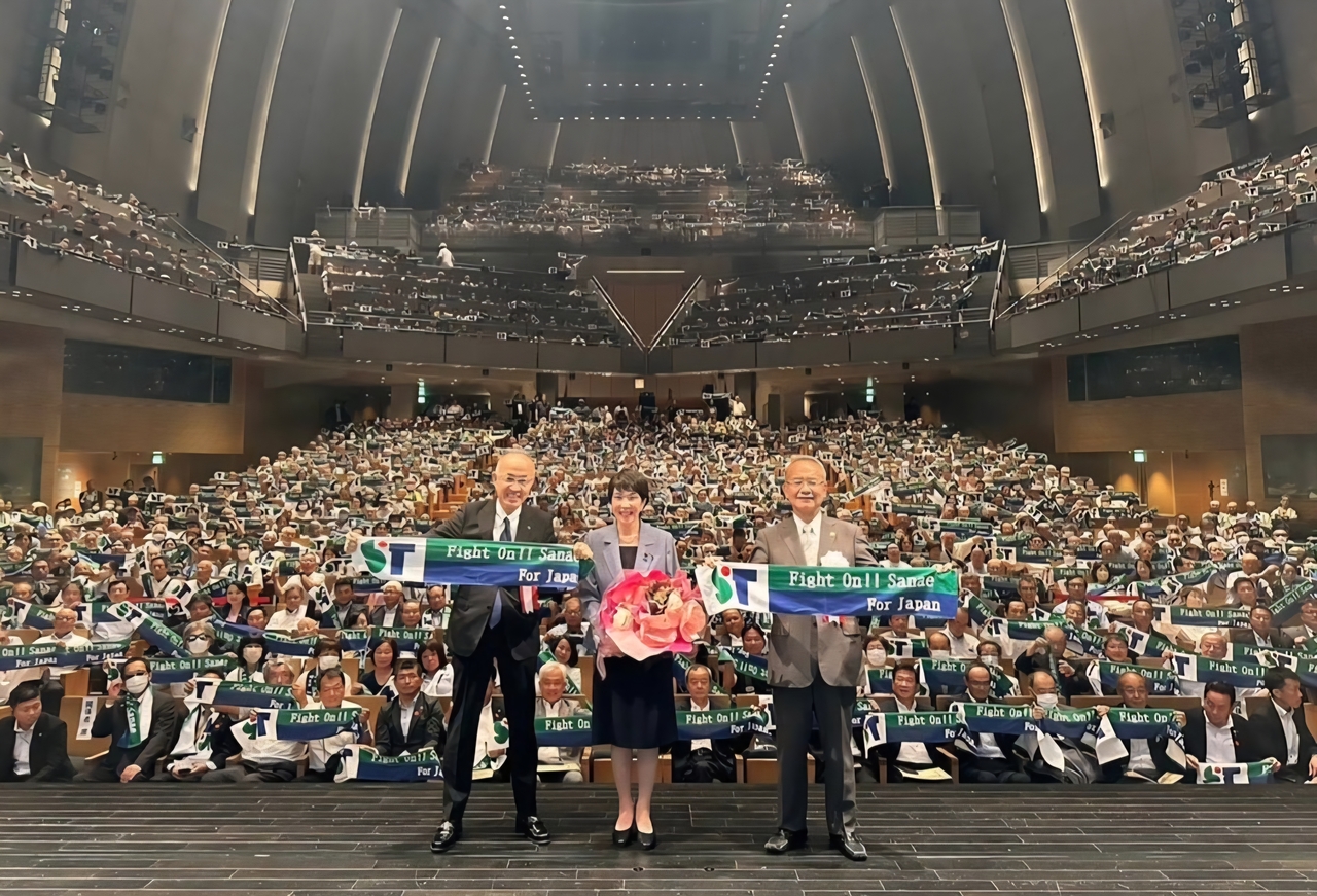 지난 2024년 3월 나라현의 한 행사장에서 해외 토토사이트 순의 사나에 전 경제안보상이 시민들과 함께 사진을 찍고 있다. [해외 토토사이트 순의 사나에 인스타그램 캡처]
