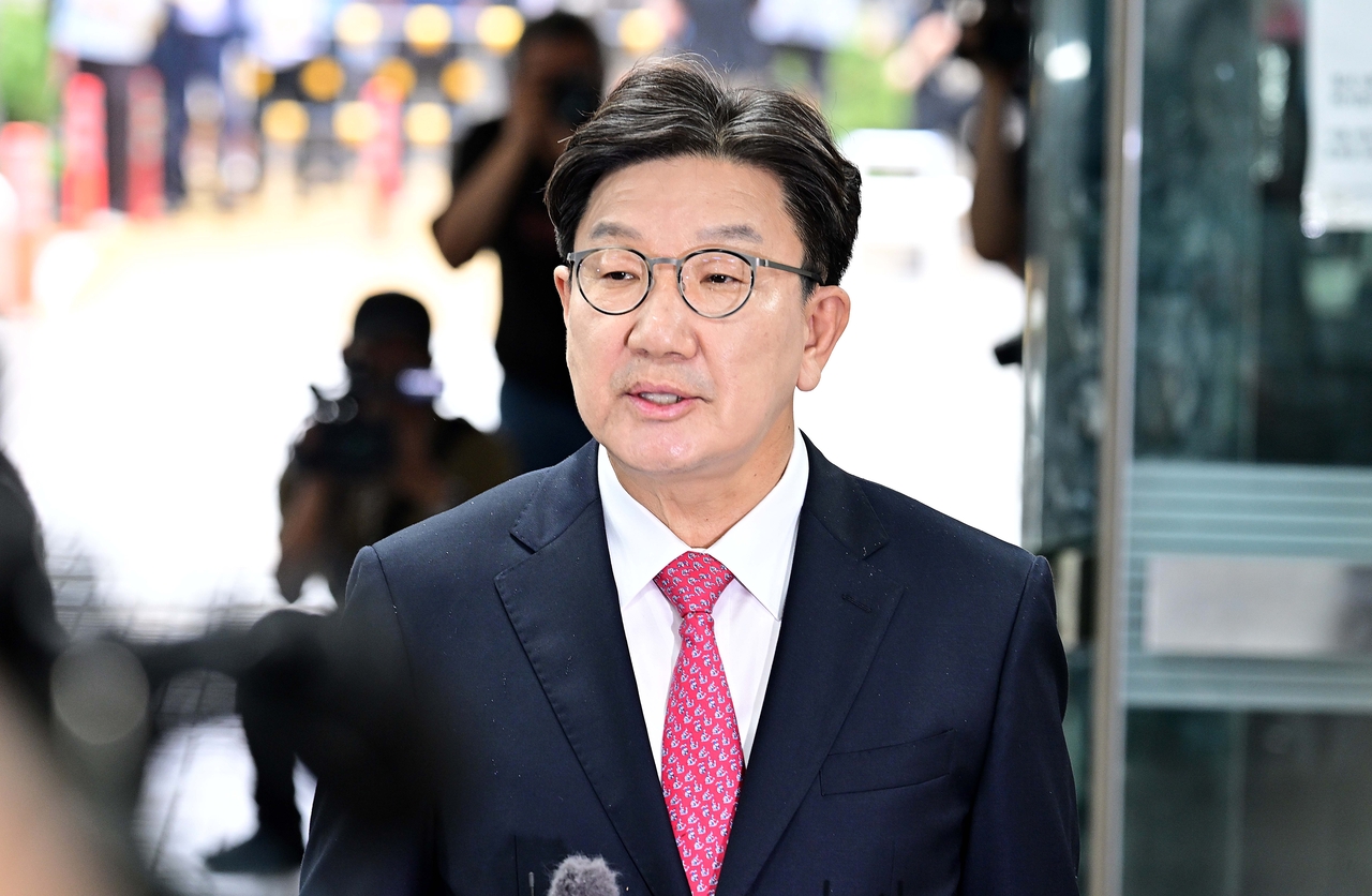 윤석열 정부와 토토사이트 바코드 간 ‘정교 유착’의 발단으로 지목된 권성동 국민의힘 의원이 16일 오후 서울 서초구 서울중앙지법에서 열린 구속 전 피의자 심문(영장실질심사)에 출석해 기자들의 질문에 답변하고 있다. 이상섭 기자