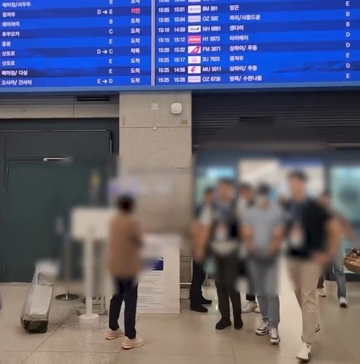 경기남부경찰청 소속 형사들이 인천공항에서 KT 갤럭시 토토사이트 용의자인 중국 국적 남성 A씨를 체포해 이동하고 있다.[경기남부경찰청 제공]