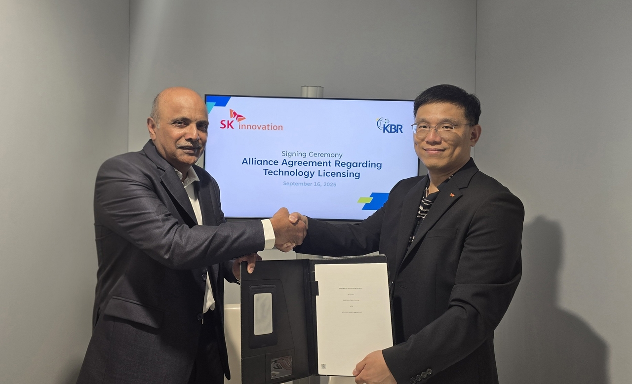 Kim Pil-seok, head of the institute of environmental science and technology at SK Innovation (right), and Gautham Krishnaiah, chief technology officer of KBR, sign a memorandum of understanding for the commercialization of lithium hydroxide recovery technology on Tuesday at the the Fastmarkets European Battery Raw Materials Conference 2025 in Lisbon, Portugal. (SK Innovation)