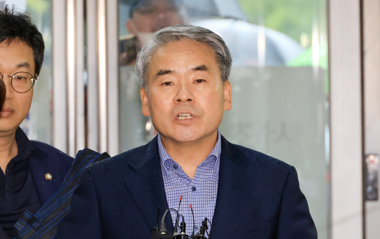 Former Defense Minister Lee Jong-sup responds to reporters' questions as he arrives at special counsel Lee Myeong-hyeon's office in southern Seoul on Wednesday. (Yonhap)