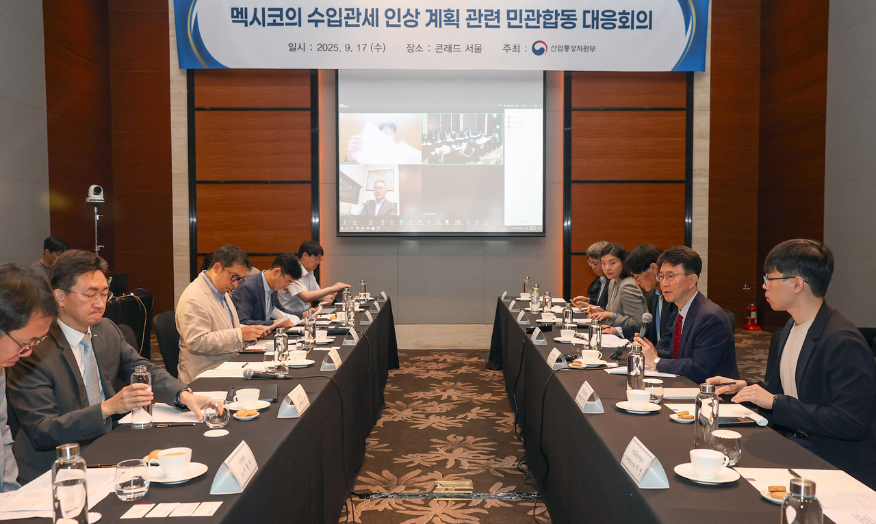 박종원(오른쪽 두번째) 산업통상자원부 통상차관보가 17일 서울 영등포구 콘래드호텔에서  열린 ‘멕시코 수입관세 인상 계획 관련 민·관 합동 점검회의’에서 인사말을 하고 있다. [산업통상자원부 제공]