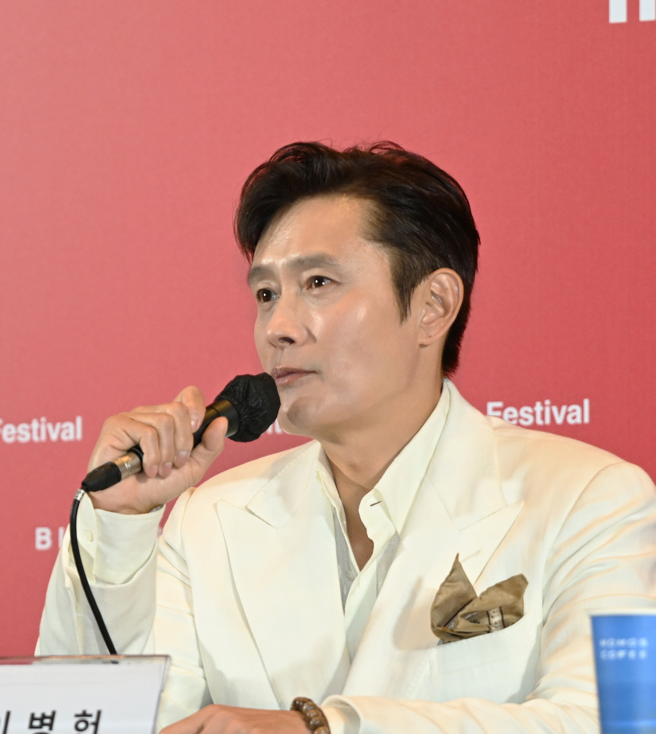 [헤럴드POP=윤병찬 기자]제 30회 부산국제영화제 개막작 영화 ‘어쩔수가 없다’ 기자회견이 17일 오후 부산광역시 해운대구 우동 영화의 전당에서 열렸다.