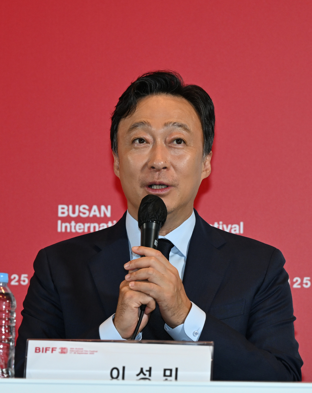 [헤럴드POP=윤병찬 기자]제 30회 부산국제영화제 개막작 영화 ‘어쩔수가 없다’ 기자회견이 17일 오후 부산광역시 해운대구 우동 영화의 전당에서 열렸다.