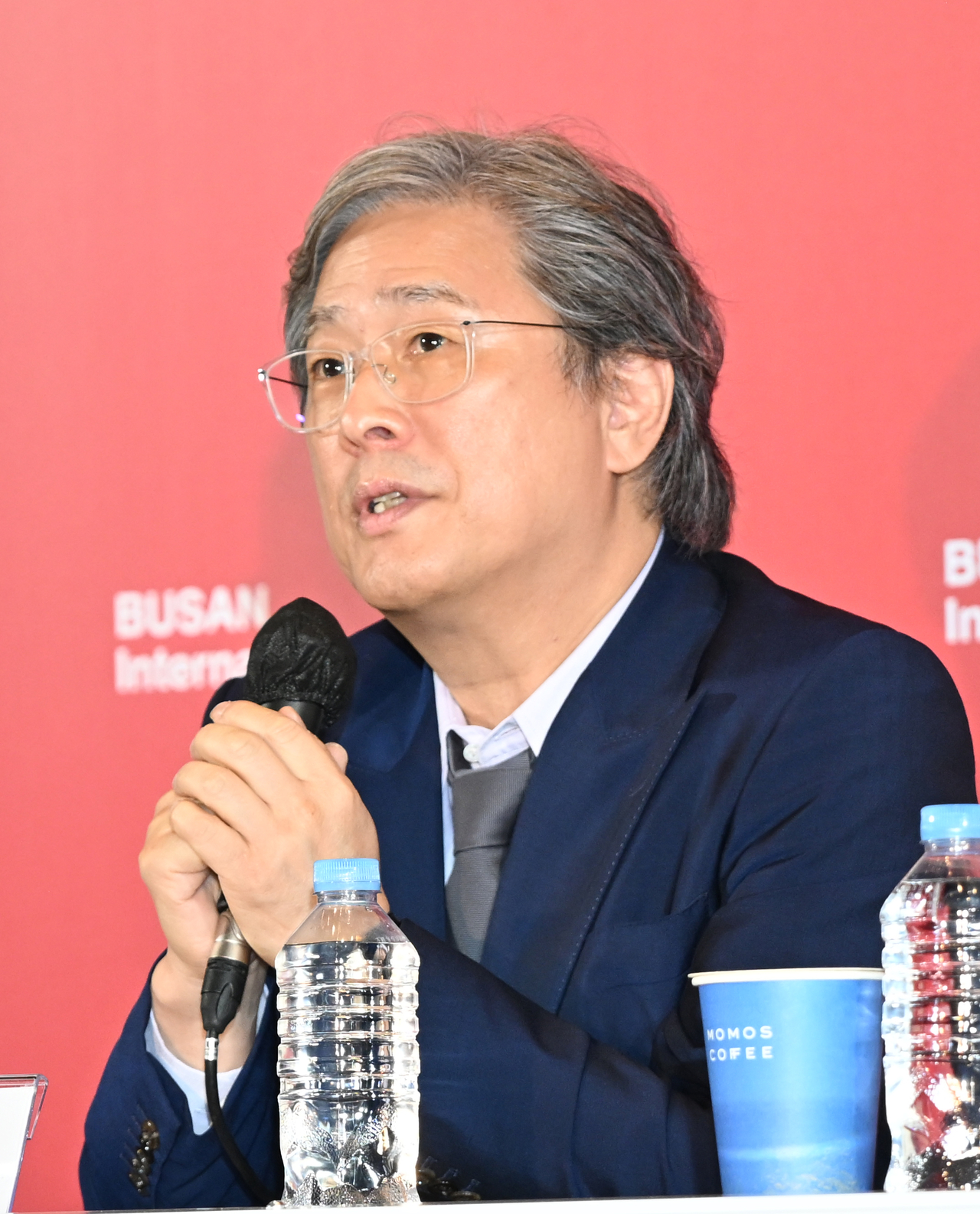 [헤럴드POP=윤병찬 기자]제 30회 부산국제영화제 개막작 영화 ‘어쩔수가 없다’ 기자회견이 17일 오후 부산광역시 해운대구 우동 영화의 전당에서 열렸다.