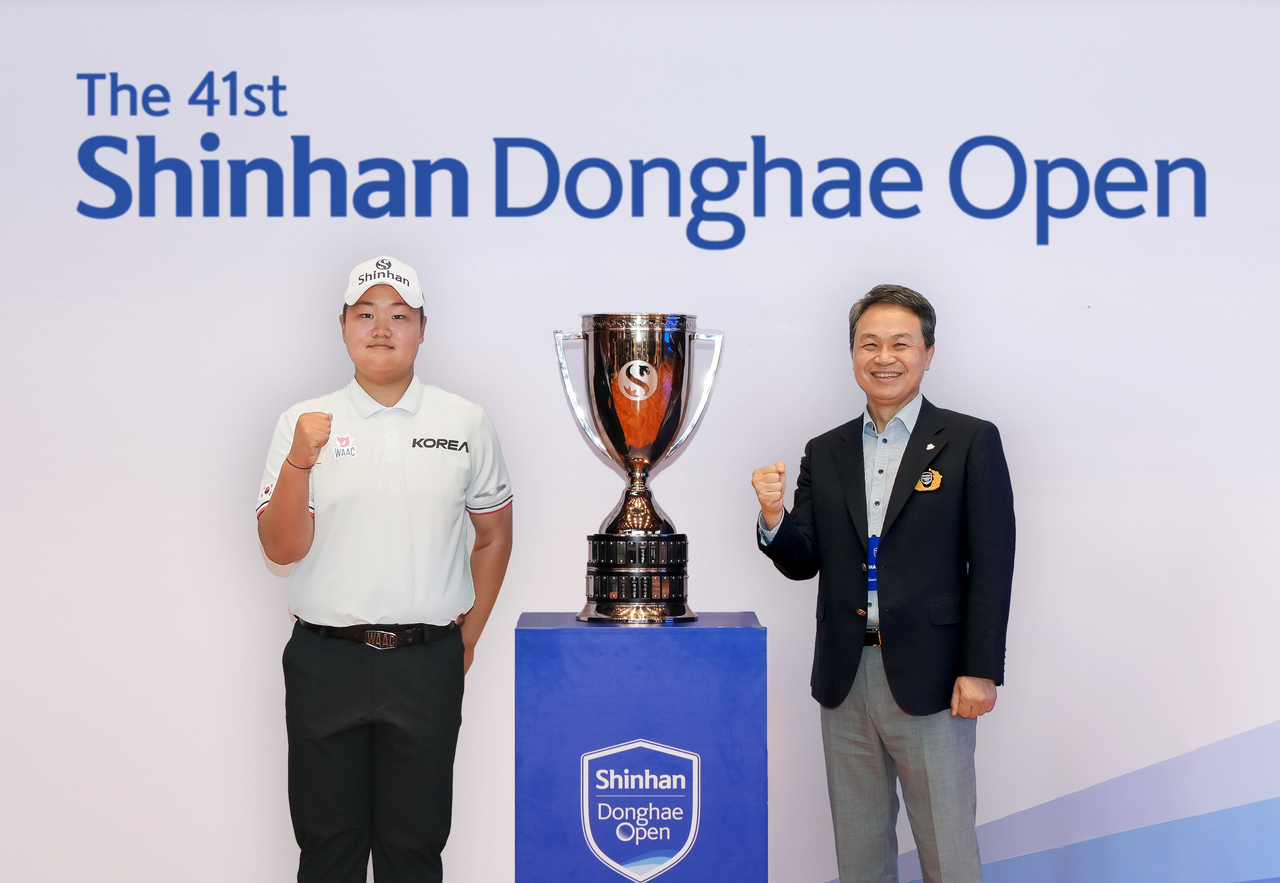 유민혁(왼쪽)과 진옥동 신한금융그룹 회장. [사진=신한금융그룹 제공]