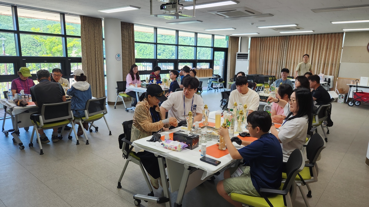 소백산 웰니스 관광 프로그램참여자들이 인삼요리 체험을 하고 있다.[소백산생태탐방원제공]