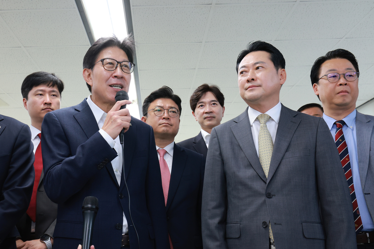 지난 15일 박형준 부산시장이 장동혁 국민의힘 대표 등과 해양수산부가 연말 부산 이전 시 사용하게 될 부산시 동구 수정동 임시청사 예정지를 둘러본 뒤 발언하는 모습. [부산광역시 제공]