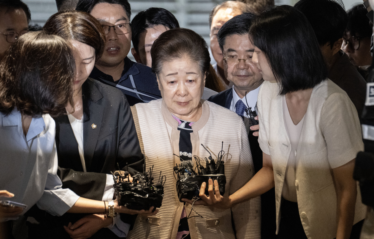 Han Hak-ja, líder de la Iglesia de la Unificación, entra en un edificio en Jongno-gu, en el centro de Seúl, donde se encuentra la oficina del fiscal especial Moon Joong-ki, para ser interrogado. (Im Se-jun/The Korea Herald)