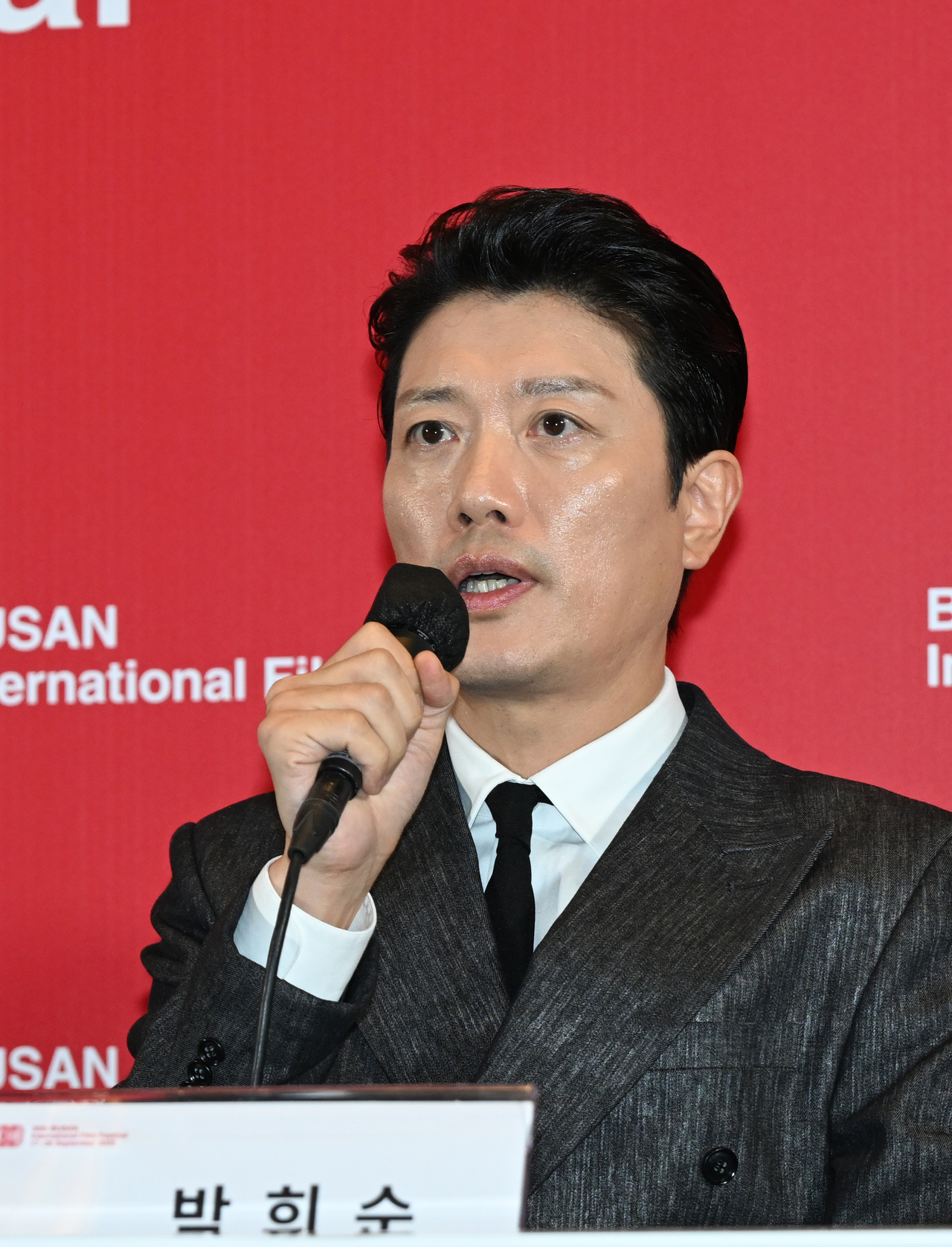 [헤럴드POP=윤병찬 기자]제 30회 부산국제영화제 개막작 영화 ‘어쩔수가 없다’ 기자회견이 17일 오후 부산광역시 해운대구 우동 영화의 전당에서 열렸다.