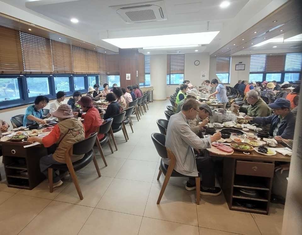 영주를 방문한 관광객들이 영주모 처  식당에사 점심 식사를 하고 있다[영주시 제공]