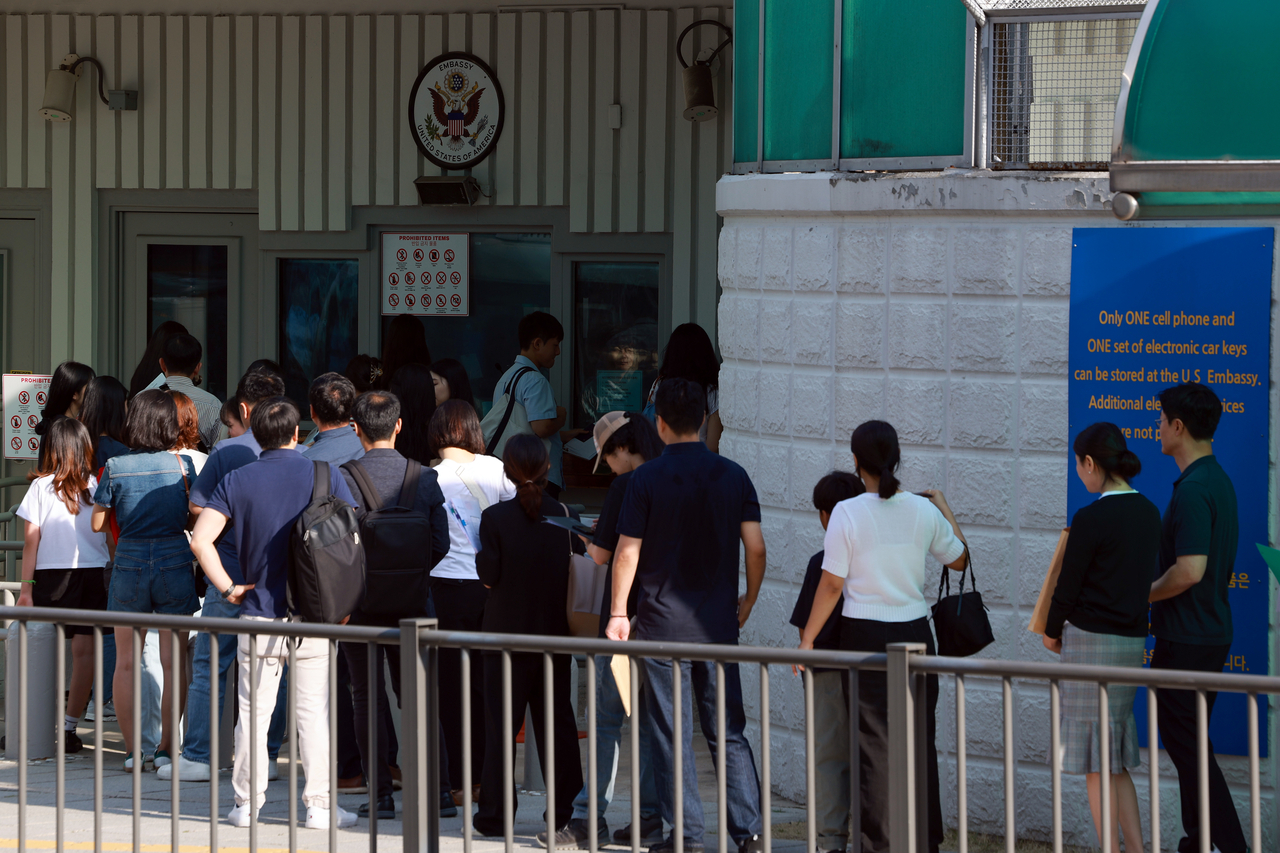 People wait in line to apply for US visas at the US Embassy in Jongno District, Seoul, on Monday. (Yonhap)