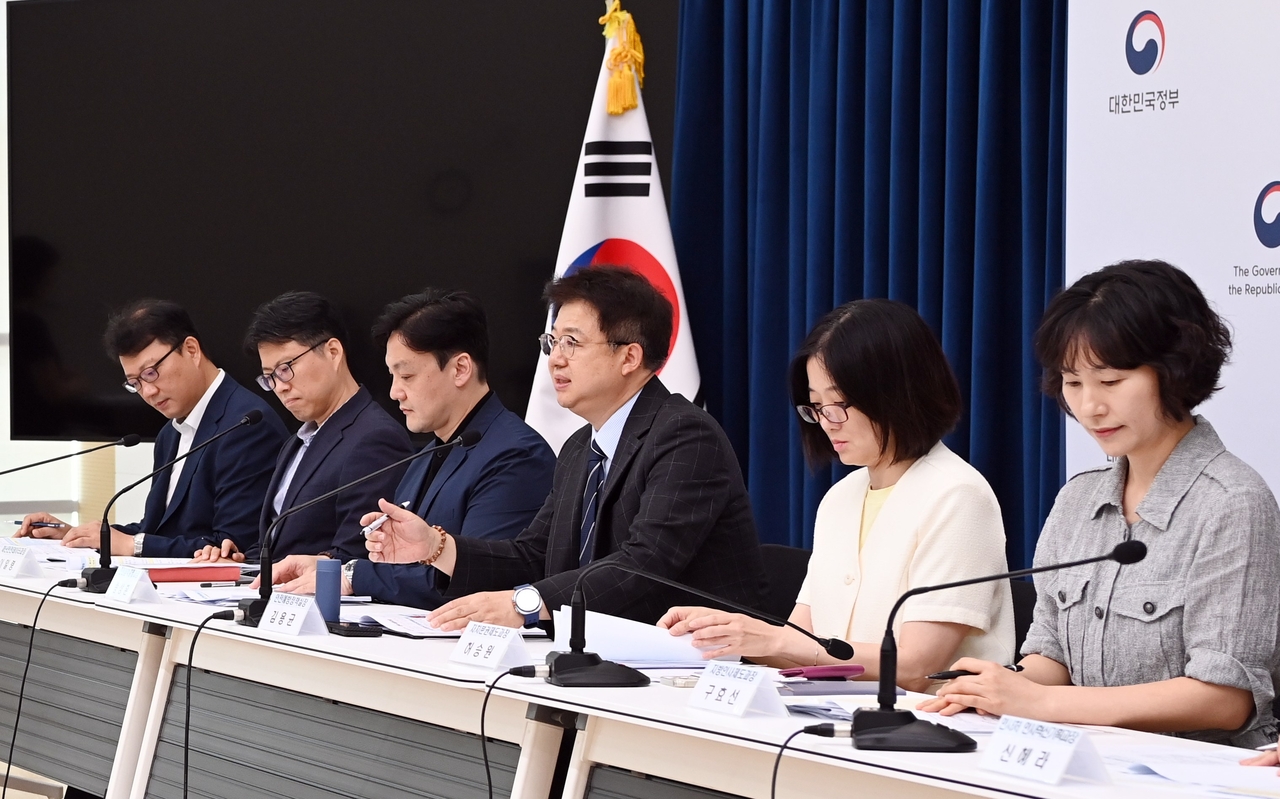 행정안전부 김용균 안전예방정책실장이 지난 16일 정부세종청사 민원동 브리핑룸에서 열린 2025년 제12회 정책 설명회에서 ‘재난·안전 조직 및 인력 강화 방안’을 설명하고 있다.[행정안전부 제공]