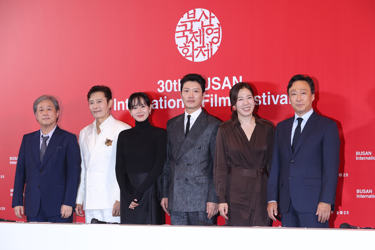 Director Park Chan-wook and cast members pose at a press conference for "No Other Choice," the opening film of the 30th Busan International Film Festival, at Busan Cinema Center on Wednesday. From left: Park Chan-wook, Lee Byung-hun, Son Ye-jin, Park Hee-soon, Yeom Hye-ran and Lee Sung-min. (Yonhap)